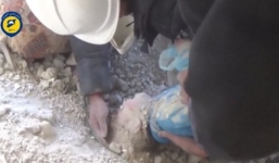 Video: Em bé sống sót kì diệu trong ngôi nhà bị đánh bom