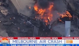 Video: Máy bay đâm vào trung tâm thương mại, nổ lớn xảy ra