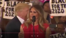 Video: Phản ứng kỳ lạ của đệ nhất phu nhân Mỹ khi Trump chạm tay