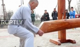 Video: Võ sư Trung Quốc biểu diễn màn lấy gỗ húc vào chỗ kín