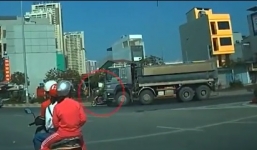 Bị xe tải cuốn vào gầm, nam thanh niên bay người thoát chết