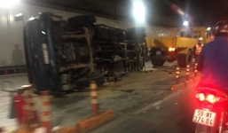 Xe tải lật ngang trong hầm Thủ Thiêm