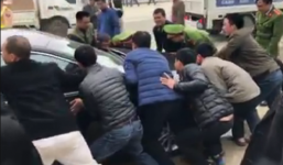 Công an, người dân hò nhau khiêng 'xế hộp' đỗ giữa ngã ba