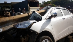 Thanh sắt đâm xuyên 'xế hộp', 4 người thoát chết hy hữu