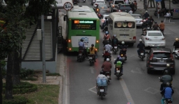 Xe biển xanh vô tư tạt đầu, lấn làn buýt nhanh mặc kệ phạt nguội