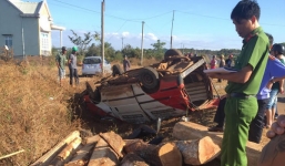 Tai nạn giao thông: Xe khách chở gỗ tông xe máy, 2 người chết