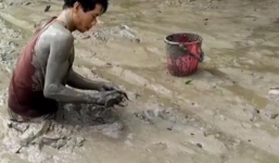 Video: 'Cao thủ' thọc tay xuống bùn sâu bắt lịch điệu nghệ