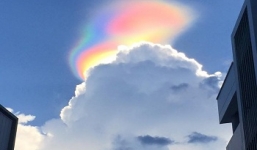 Clip: Cầu vồng lửa kỳ ảo sáng rực trên bầu trời Singapore