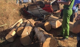 Lật xe chở gỗ khiến 2 người tử vong