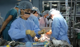 Lần đầu tiên Việt Nam ghép phổi thành công cứu sống bệnh nhi 7 tuổi