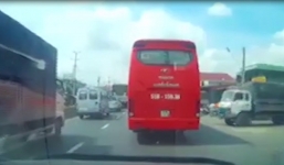 Tài xế Innova hùng hổ chặn đầu vì không được nhường đường