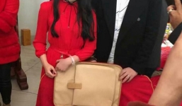 Chú rể đại gia tặng cô dâu trẻ vali chứa đầy tiền