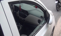 Nữ tài xế để tiền trong ô tô bị kẻ gian đập kính xe 'cuỗm' mất