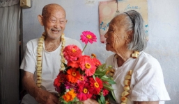 Cụ ông gần 90 tuổi mua hoa tặng vợ liệt giường gây xúc động