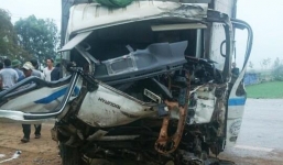 2 xe tải đối đầu, người dân phá cabin cứu tài xế mắc kẹt