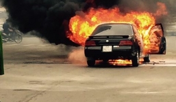 'Xế hộp' bốc cháy ngùn ngụt tại ngã tư vào giờ cao điểm
