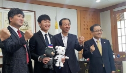 Tiền vệ Xuân Trường được Thống đốc tỉnh nhận làm cháu nuôi