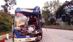 Mất phanh khi đổ đèo, tài xế xe khách chủ ý đâm đuôi xe container