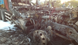 Xe đầu kéo cháy rụi sau khi phát ra tiếng nổ trên Quốc lộ 1A