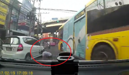 Người ngồi sau xe máy bỏ bạn chạy lấy người, tránh cú đâm của xe buýt