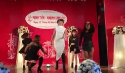 Cô dâu 'quẩy' hết mình với hit của Hồ Ngọc Hà
