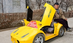 Cụ ông tự chế Lamborghini mui trần để đưa cháu đi học