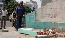 Quận 1 đập tường lấn chiếm vỉa hè, xử mạnh xe công