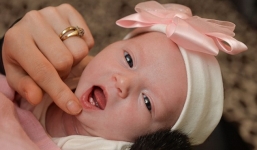 Ly kỳ câu chuyện bé sơ sinh mọc răng khi còn trong bụng mẹ