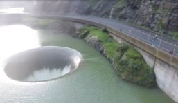 Video: Cảnh tượng đập tràn khồng lồ hút nước giữa hồ hiếm gặp ở Mỹ