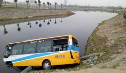 Xe buýt bị ôtô tải húc văng xuống sông