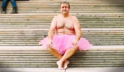 2 người đàn ông mặc váy tập yoga hút 40 triệu lượt xem