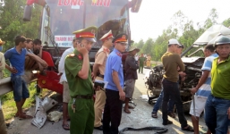 2 xe khách đấu đầu: Tài xế tử vong, 2 hành khách nhập viện