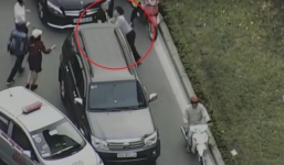 Va chạm giao thông: 2 tài xế trổ tài đấm bốc trên phố gây tắc đường