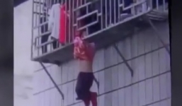 Bé gái bị kẹt vào song sắt chung cư, lơ lửng trên tầng 4