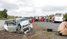 2 ô tô đối đầu, hàng chục người thương vong