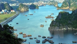 Tàu chở 45 du khách nước ngoài bị tràn nước ở vịnh Hạ Long