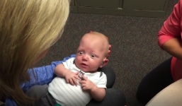 Video: Biểu cảm của bé trai bị điếc lần đầu nghe tiếng mẹ gây xúc động