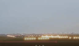 Video: Máy bay chao đảo lao xuống đường băng