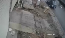 Xe tải bỏ chạy sau khi tông hất tung hai mẹ con đang đi bộ