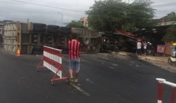 Xe tải dừng đèn đỏ bị xe đầu kéo húc văng vào nhà dân