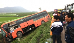 Va chạm với xe tải, xe giường nằm lật ngửa xuống ruộng