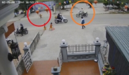Chạy qua đường, em bé bị xe máy tông xa vài mét