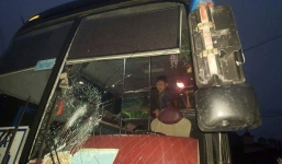 Côn đồ đập vỡ kính, đánh tài xế xe khách ở Yên Bái