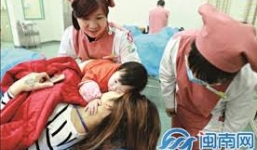 Bé 10 tháng tuổi quyết không rời mẹ bị tai nạn xe bus gây xúc động dân mạng