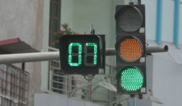 Không đi khi có đèn xanh, tài xế bị phạt bao nhiêu?