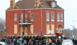 Ngôi nhà cổ 122 năm tuổi được di dời hơn 1km