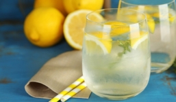 Công dụng tuyệt vời của cốc nước chanh ấm uống vào buổi sáng