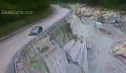 Ôtô chạy ngược chiều hất văng nam thanh niên xuống vực sâu