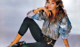 'Huyền thoại gợi cảm một thời' Sandra gửi lời chào Việt Nam