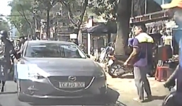 Nam thanh niên chạy SH tạt đầu taxi còn quay lại đánh tài xế